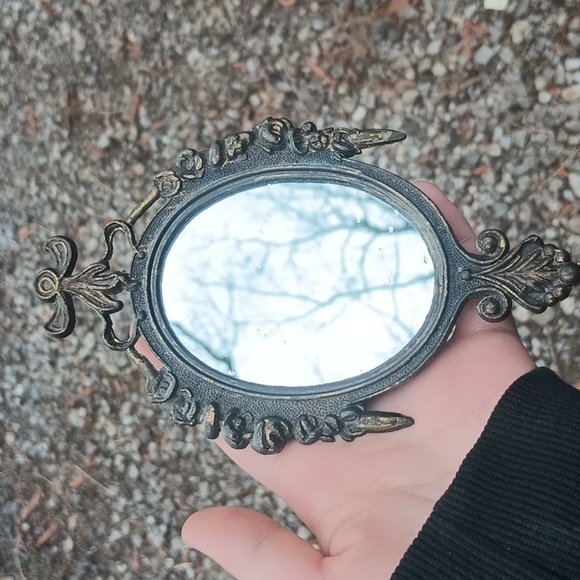 VTG (2) Brass Oval Wall Decor - Picture 5 of 13